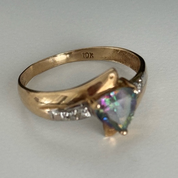 10k gold ring with majestic triangular shap - Picture 8 of 8